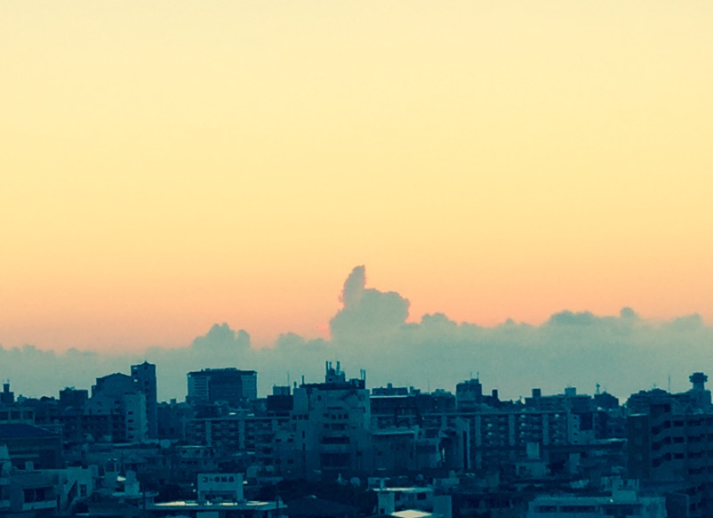 夕焼けの空に那覇の街並み 沖縄の占いサロン369 美杏オフィシャルサイト